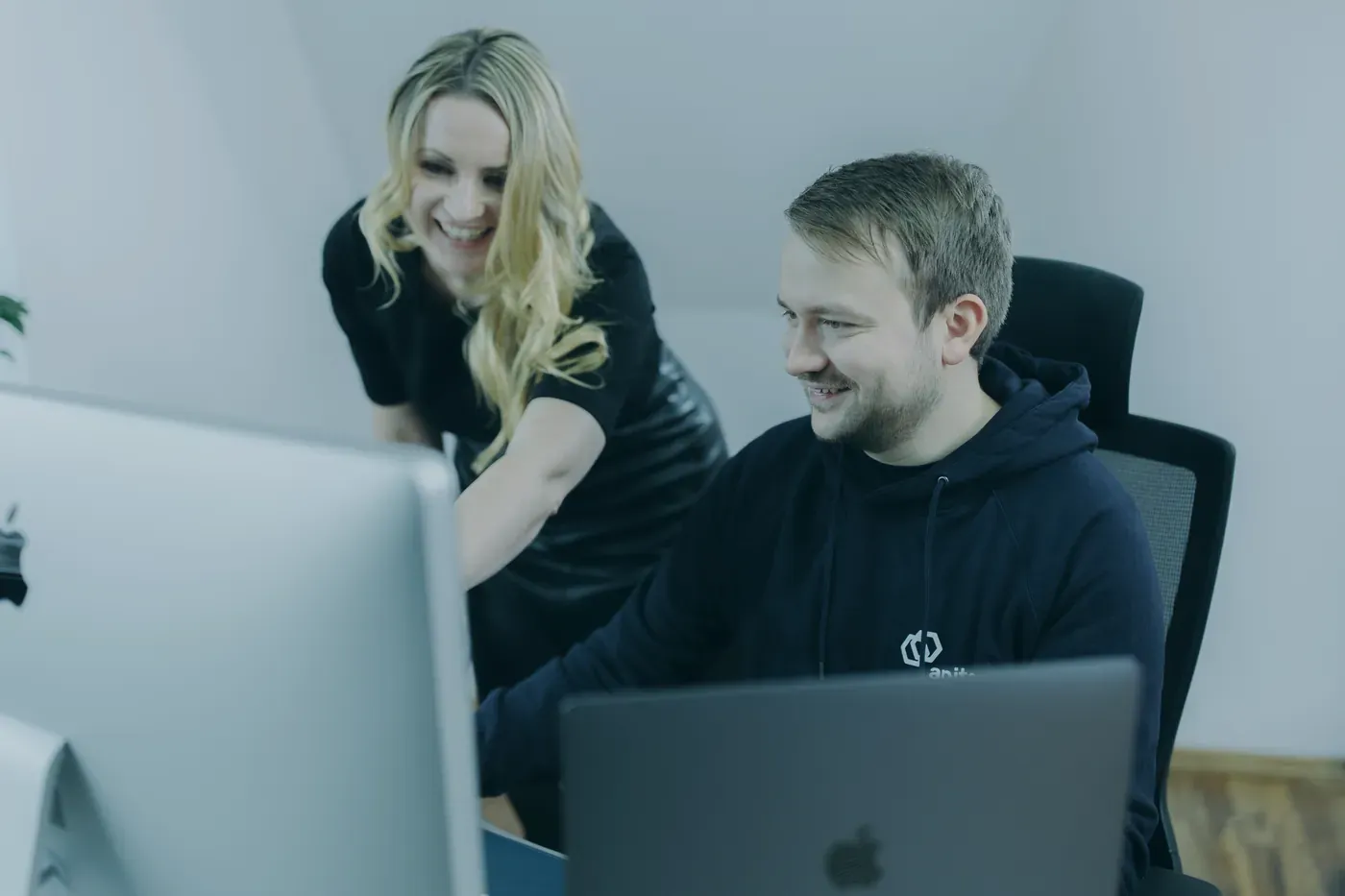 Katharina und Stephan schauen gemeinsam auf den Bildschirm